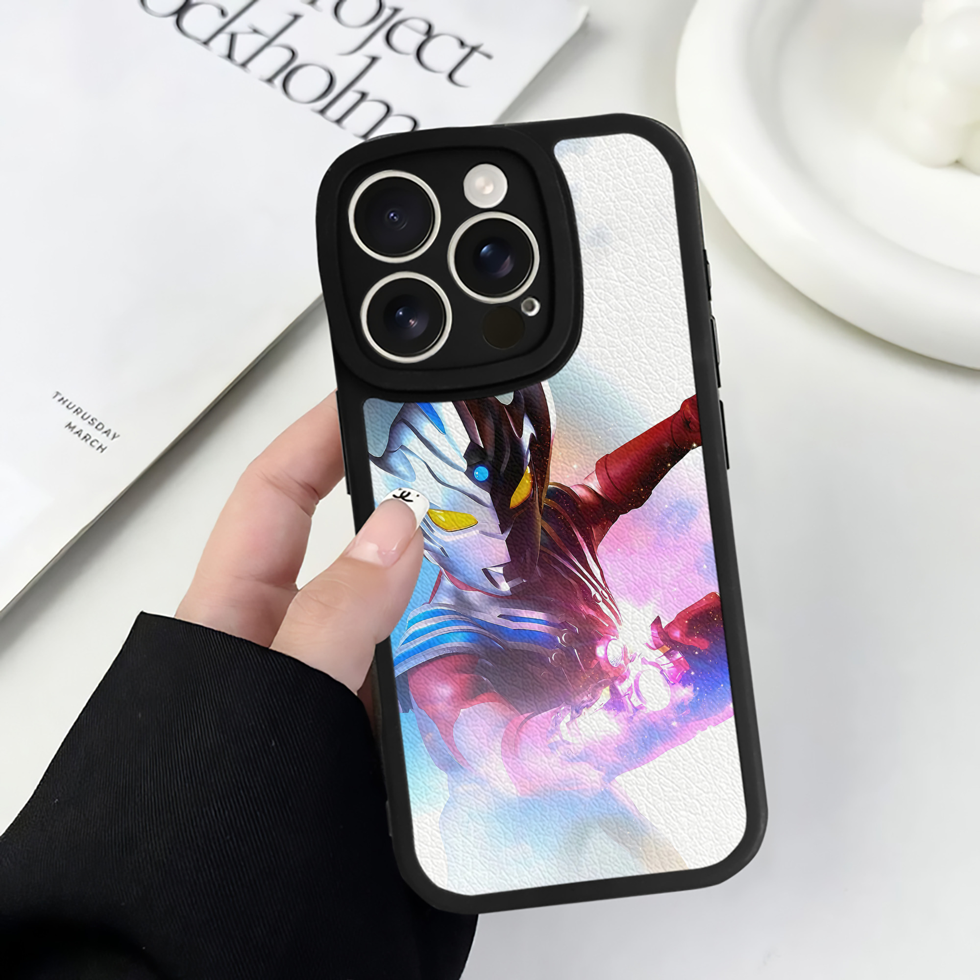 （画像用） ウルトラマン Ultraman 【iPhone 16シリーズ対応】シリコンスマホケース（レザー調） 材質：シリコン